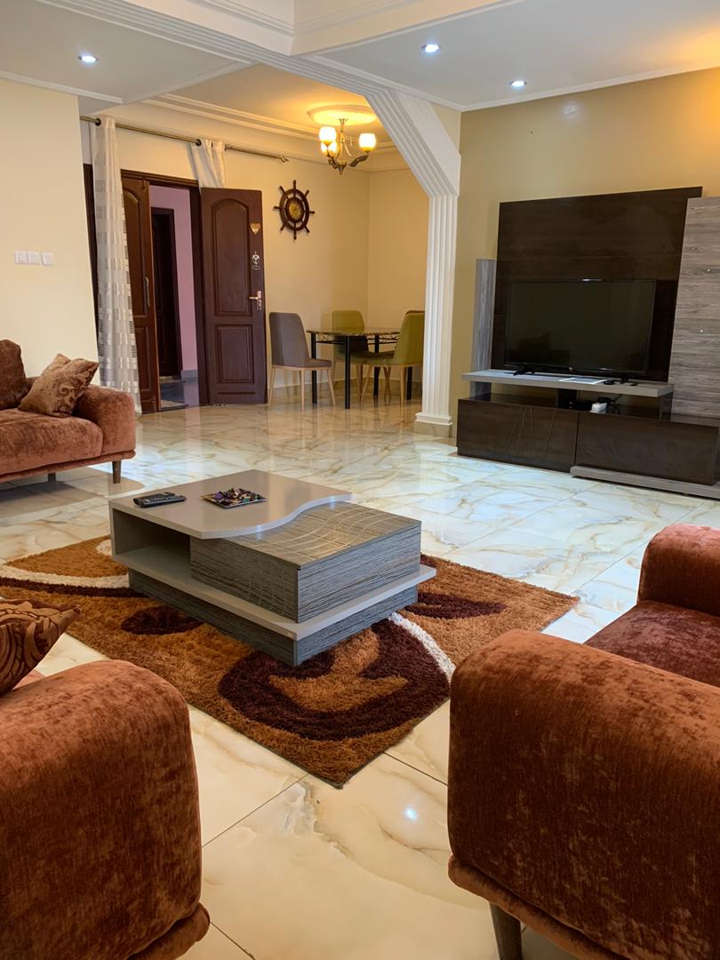Appartement à louer - Yaoundé, Bastos, Bastos centre prix  à la  nuitée - 1 salon(s), 2 chambre(s), 3 salle(s) de bains - 70 000 FCFA / mois