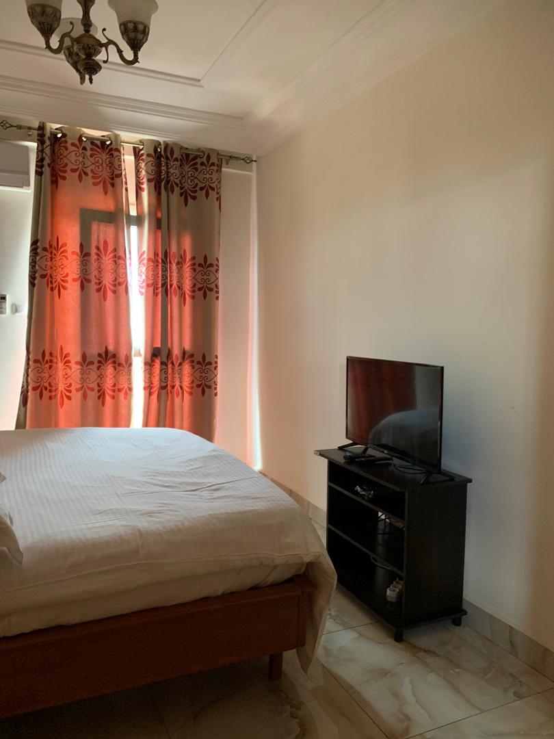 Appartement à louer - Yaoundé, Bastos, Bastos centre prix  à la  nuitée - 1 salon(s), 2 chambre(s), 3 salle(s) de bains - 70 000 FCFA / mois