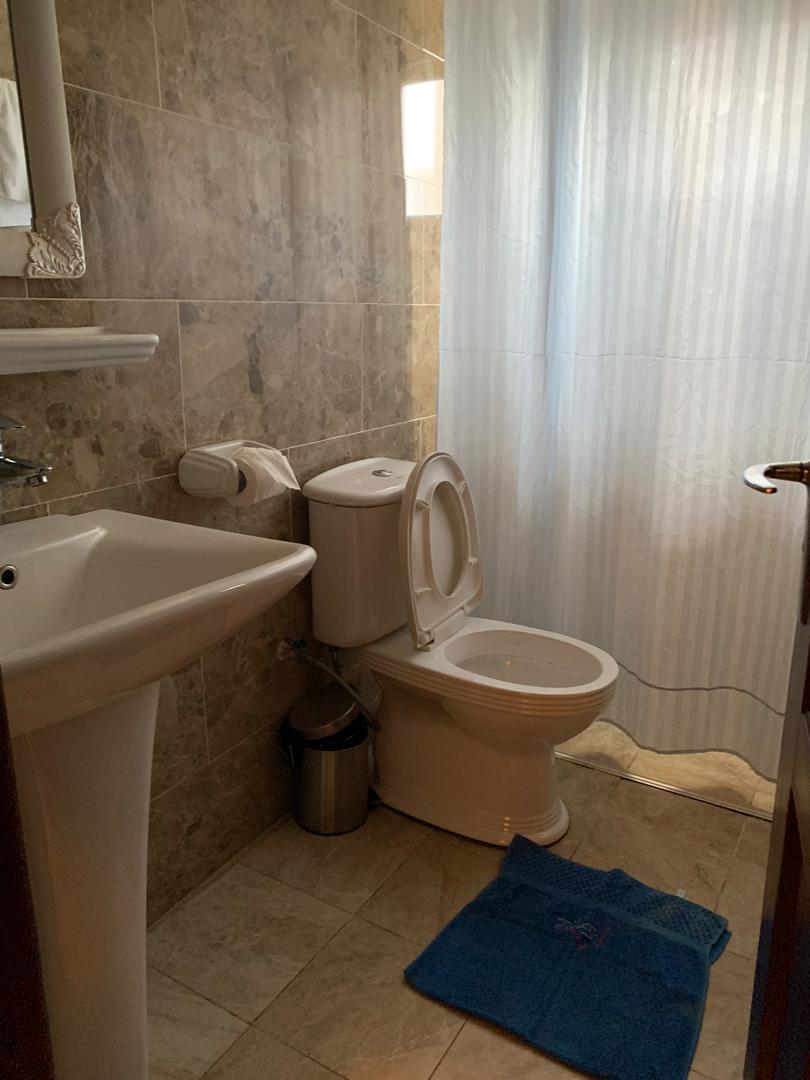 Appartement à louer - Yaoundé, Bastos, Bastos centre prix  à la  nuitée - 1 salon(s), 2 chambre(s), 3 salle(s) de bains - 70 000 FCFA / mois