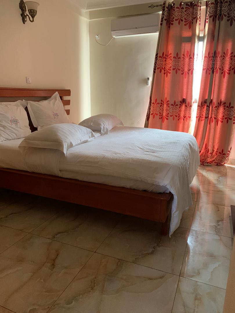 Appartement à louer - Yaoundé, Bastos, Bastos centre prix  à la  nuitée - 1 salon(s), 2 chambre(s), 3 salle(s) de bains - 70 000 FCFA / mois