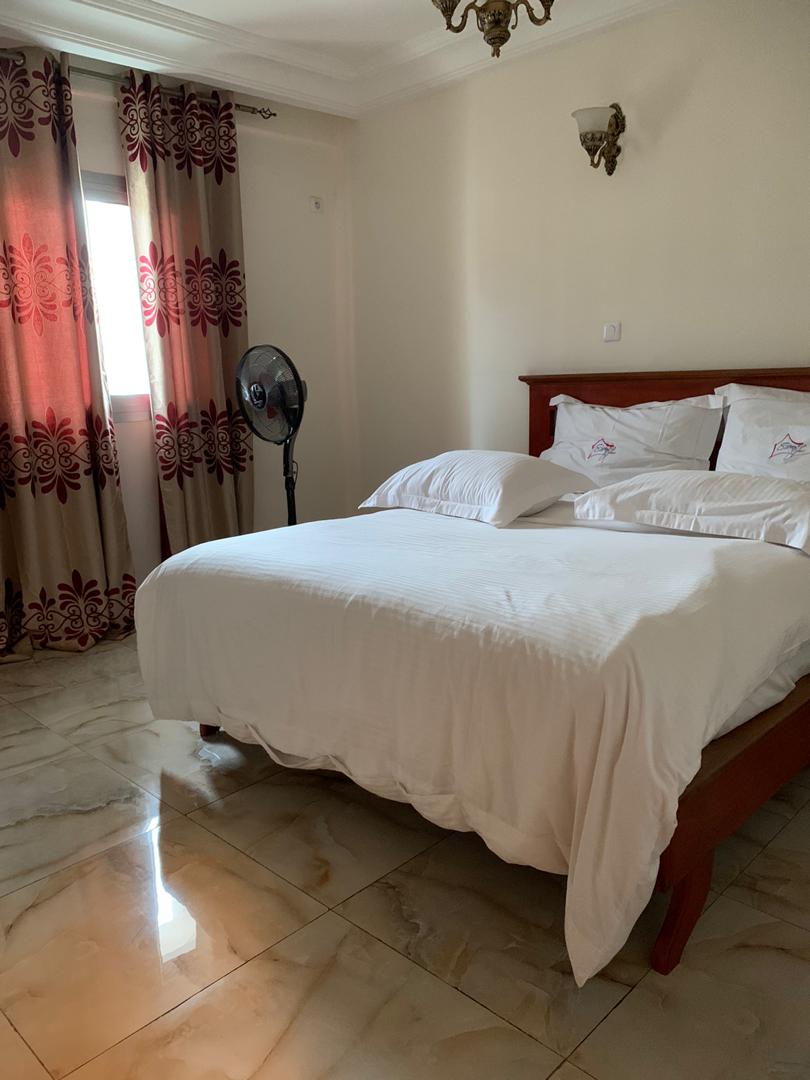 Appartement à louer - Yaoundé, Bastos, Bastos centre prix  à la  nuitée - 1 salon(s), 2 chambre(s), 3 salle(s) de bains - 70 000 FCFA / mois