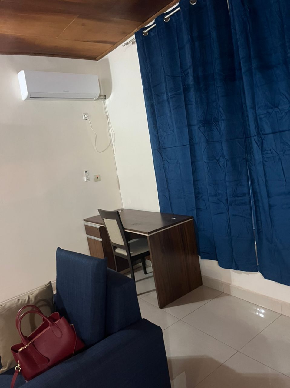 Apartment to rent - Yaoundé, Bastos, Bastos centre - 1 living room(s), 3 bedroom(s), 4 bathroom(s) - 900 000 FCFA / month