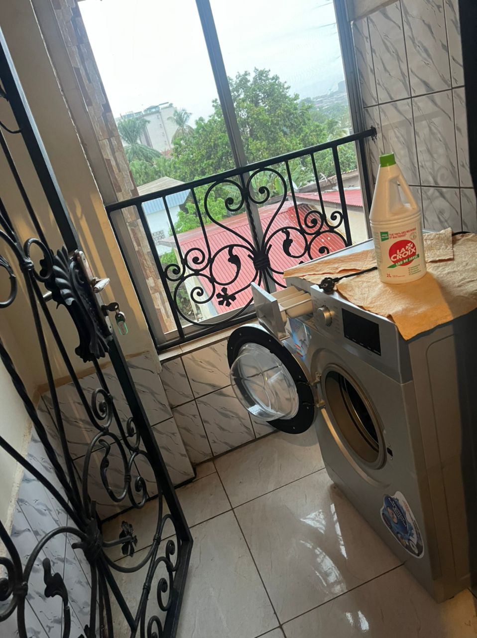 Apartment to rent - Yaoundé, Bastos, Bastos centre - 1 living room(s), 3 bedroom(s), 4 bathroom(s) - 900 000 FCFA / month
