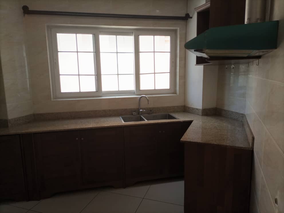 Apartment to rent - Yaoundé, Bastos, Bastos centre - 1 living room(s), 2 bedroom(s), 3 bathroom(s) - 750 000 FCFA / month