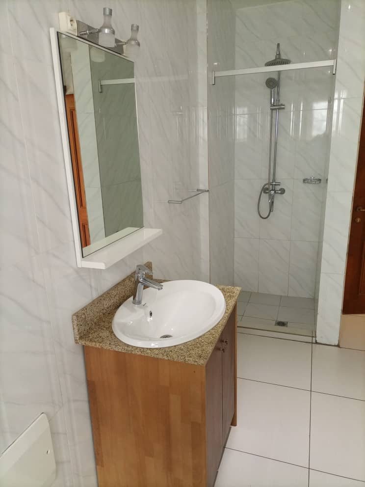 Apartment to rent - Yaoundé, Bastos, Bastos centre - 1 living room(s), 2 bedroom(s), 3 bathroom(s) - 750 000 FCFA / month