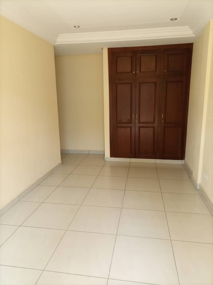 Apartment to rent - Yaoundé, Bastos, Bastos centre - 1 living room(s), 2 bedroom(s), 3 bathroom(s) - 750 000 FCFA / month