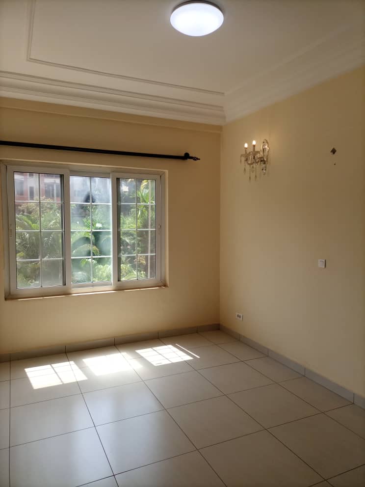 Apartment to rent - Yaoundé, Bastos, Bastos centre - 1 living room(s), 2 bedroom(s), 3 bathroom(s) - 750 000 FCFA / month
