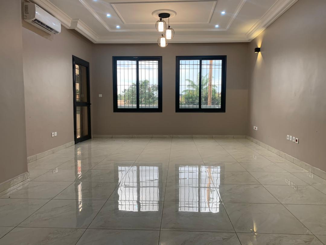 Apartment to rent - Yaoundé, Bastos, Bastos centre - 1 living room(s), 2 bedroom(s), 3 bathroom(s) - 600 000 FCFA / month