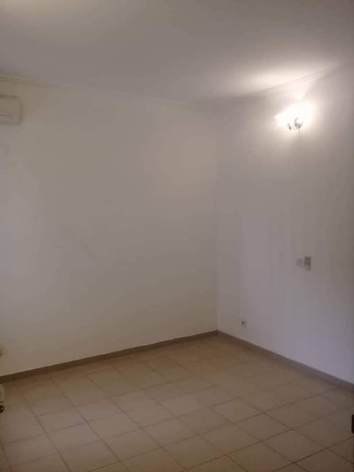 Appartement à louer - Yaoundé, Bastos, Bastos centre - 1 salon(s), 3 chambre(s), 3 salle(s) de bains - 600 000 FCFA / mois