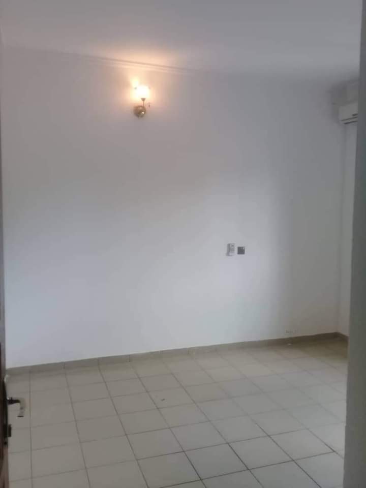 Appartement à louer - Yaoundé, Bastos, Bastos centre - 1 salon(s), 3 chambre(s), 3 salle(s) de bains - 600 000 FCFA / mois