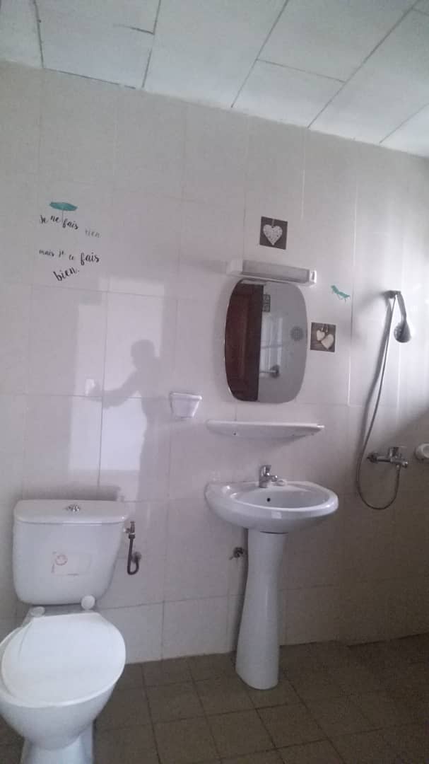 Appartement à louer - Yaoundé, Bastos, Bastos centre - 1 salon(s), 3 chambre(s), 3 salle(s) de bains - 600 000 FCFA / mois