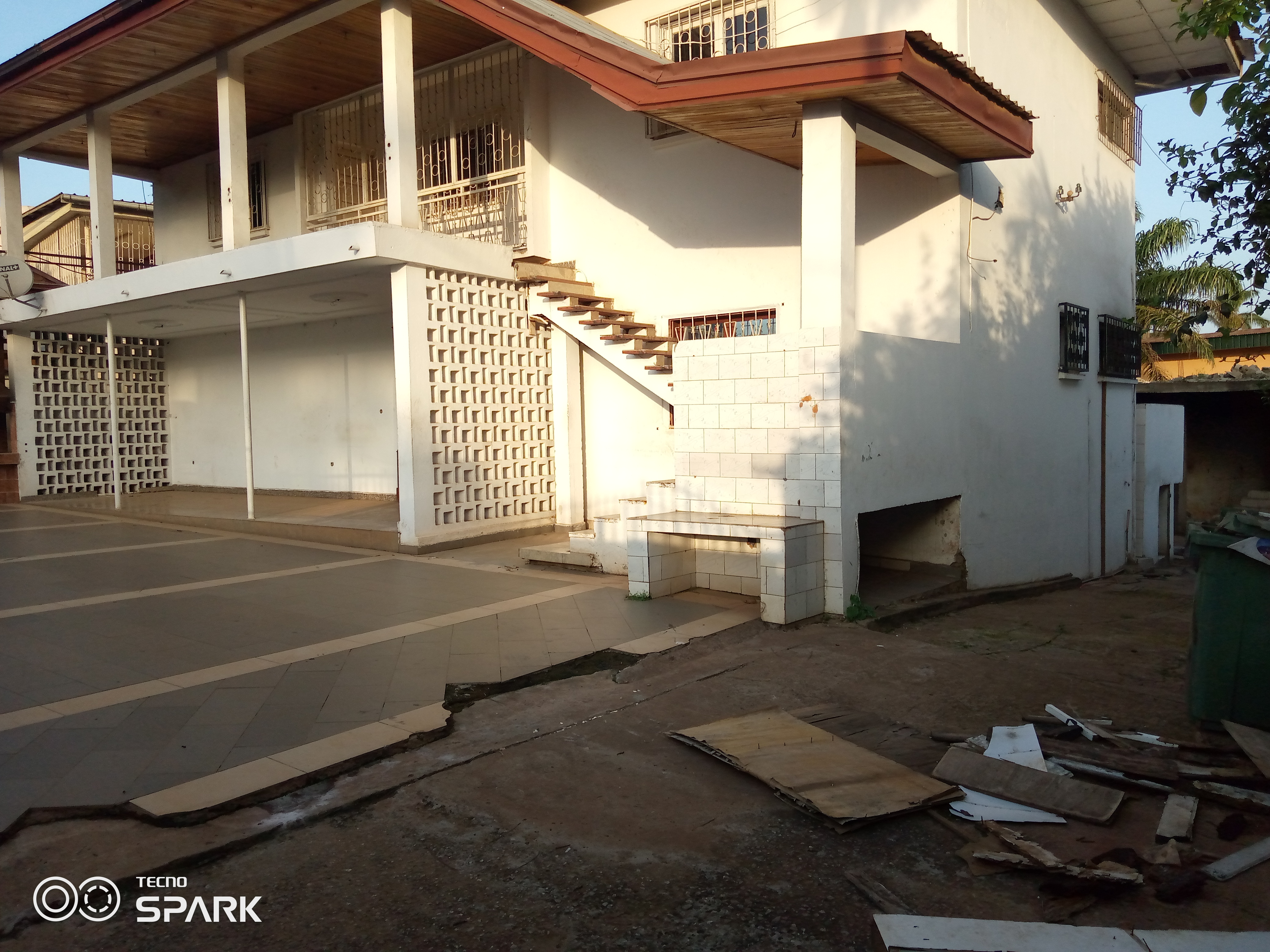 Office to rent at Yaoundé, Bastos, Bastos ( grand espace pour restaurant) - 800 m2 - 1 500 000 FCFA