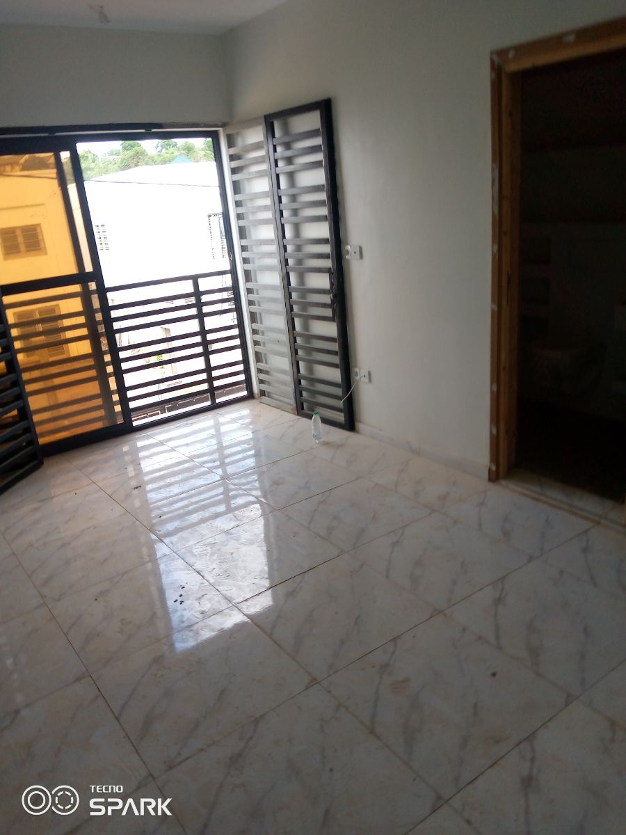 Maison (Villa) à vendre - Yaoundé, Olembe, Olembe - 1 salon(s), 4 chambre(s), 4 salle(s) de bains - 100 000 000 FCFA