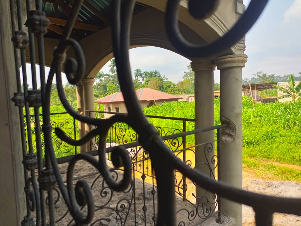 Maison (Villa) à vendre - Yaoundé, Nkolfoulou, Pas loin du carrefour - 1 salon(s), 4 chambre(s), 3 salle(s) de bains - 350 000 000 FCFA