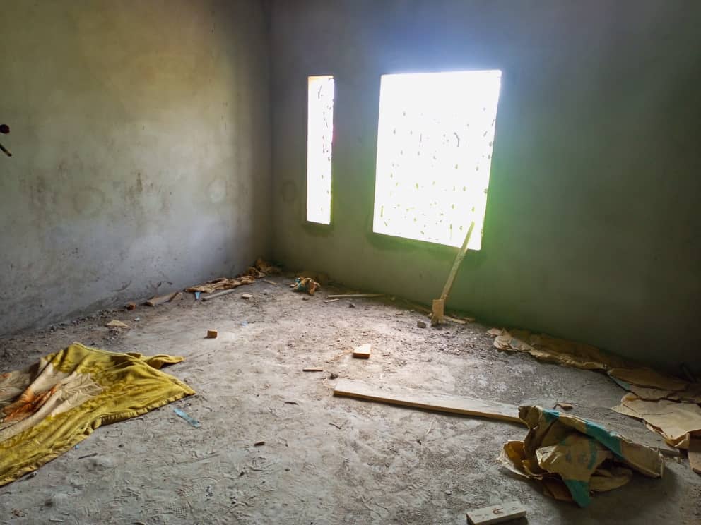 Maison (Villa) à vendre - Yaoundé, Nkolfoulou, Pas loin du carrefour - 1 salon(s), 4 chambre(s), 3 salle(s) de bains - 350 000 000 FCFA