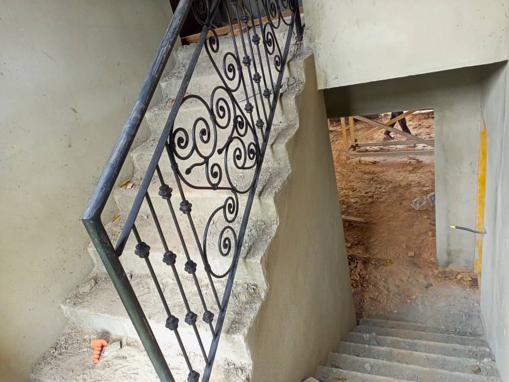 Maison (Villa) à vendre - Yaoundé, Nkolfoulou, Pas loin du carrefour - 1 salon(s), 4 chambre(s), 3 salle(s) de bains - 350 000 000 FCFA