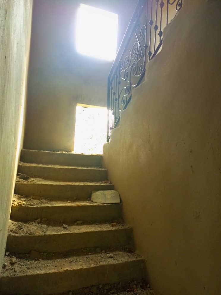 Maison (Villa) à vendre - Yaoundé, Nkolfoulou, Pas loin du carrefour - 1 salon(s), 4 chambre(s), 3 salle(s) de bains - 350 000 000 FCFA