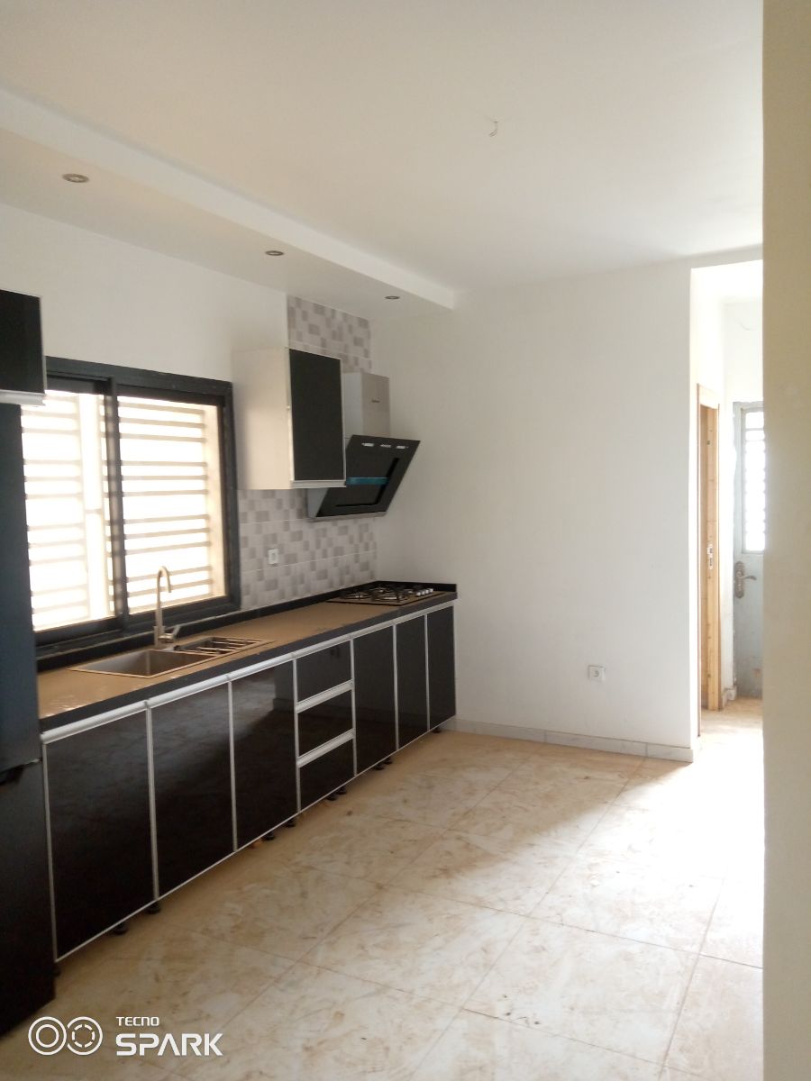 Maison (Villa) à vendre - Yaoundé, Olembe, Olembe - 1 salon(s), 4 chambre(s), 4 salle(s) de bains - 100 000 000 FCFA