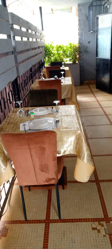 Office for sale at Yaoundé, Bastos, Fond de commerce à vendre - 700 m2 - 15 000 000 FCFA