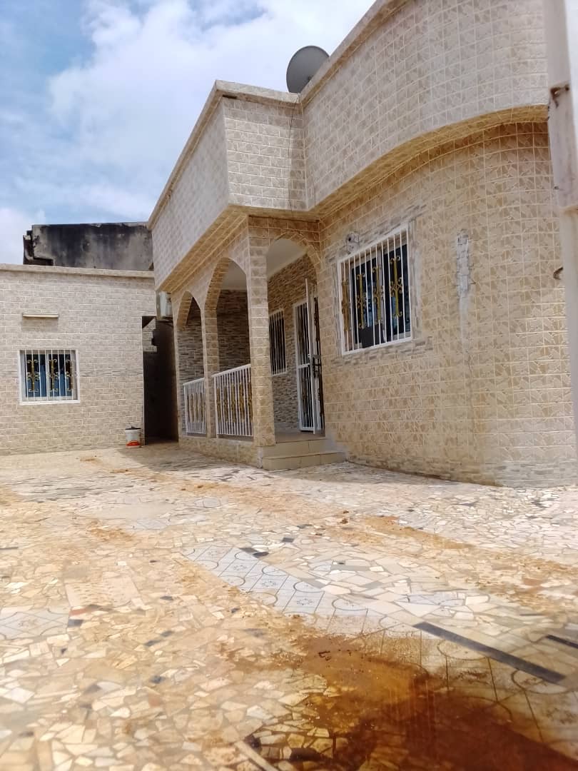 House (Villa) to rent - Yaoundé, Bastos, Pas loin du carrefour golf - 1 living room(s), 4 bedroom(s), 3 bathroom(s) - 400 000 FCFA / month