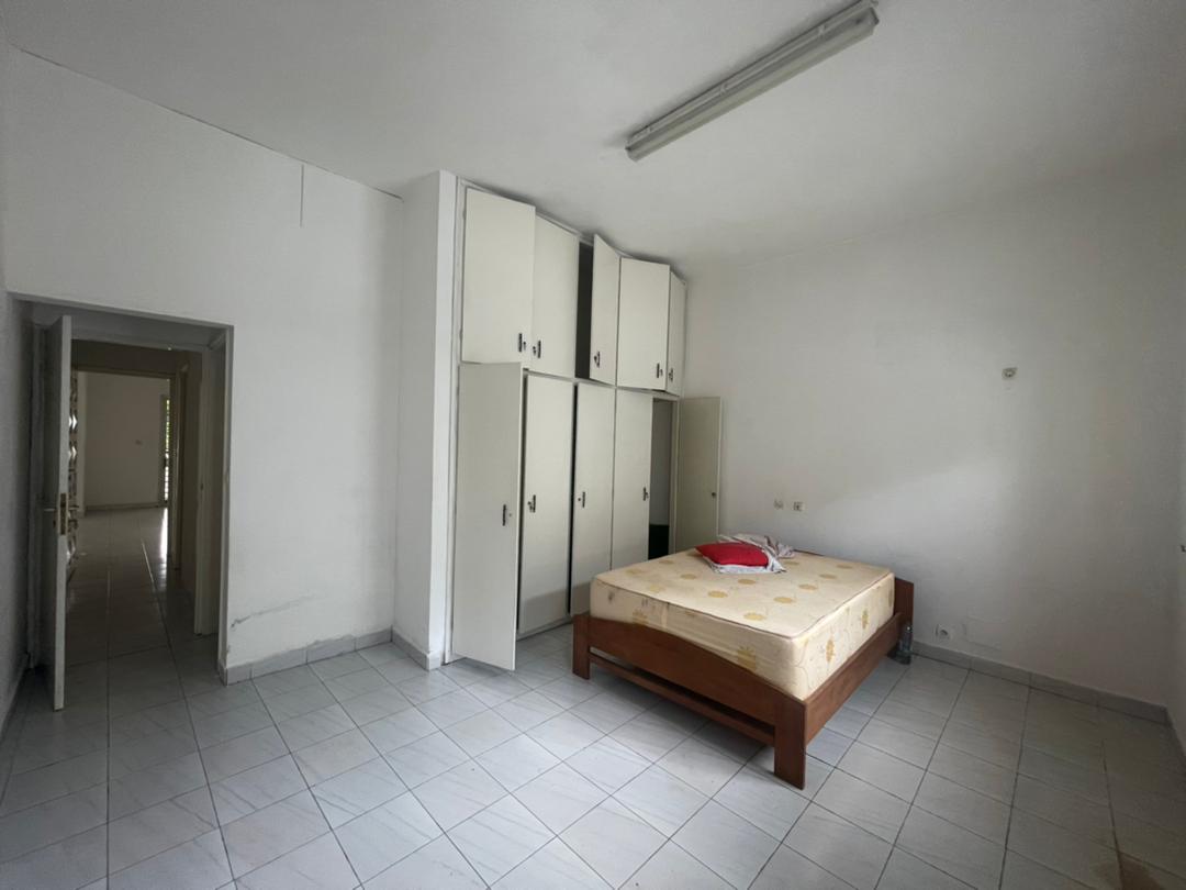 Office to rent at Yaoundé, Bastos, Bastos - 800 m2 - 2 500 000 FCFA
