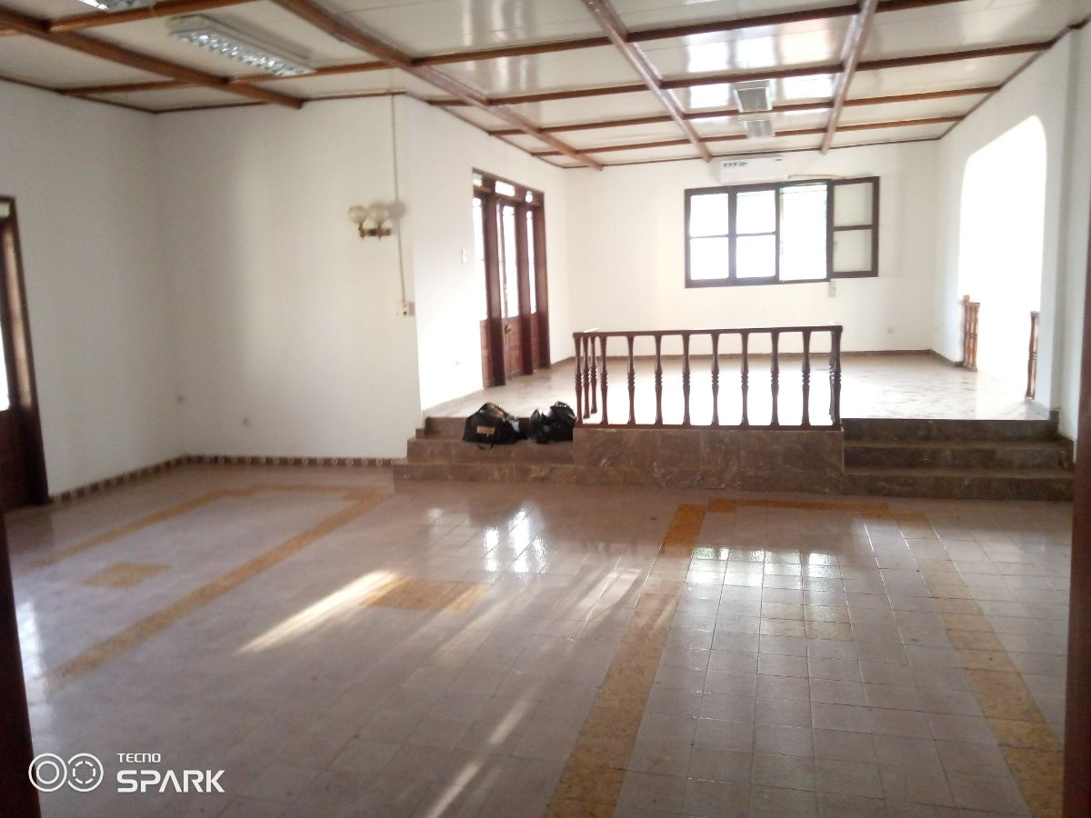 Maison (Villa) à louer - Yaoundé, Bastos, Bastos - 1 salon(s), 5 chambre(s), 5 salle(s) de bains - 2 500 000 FCFA / mois