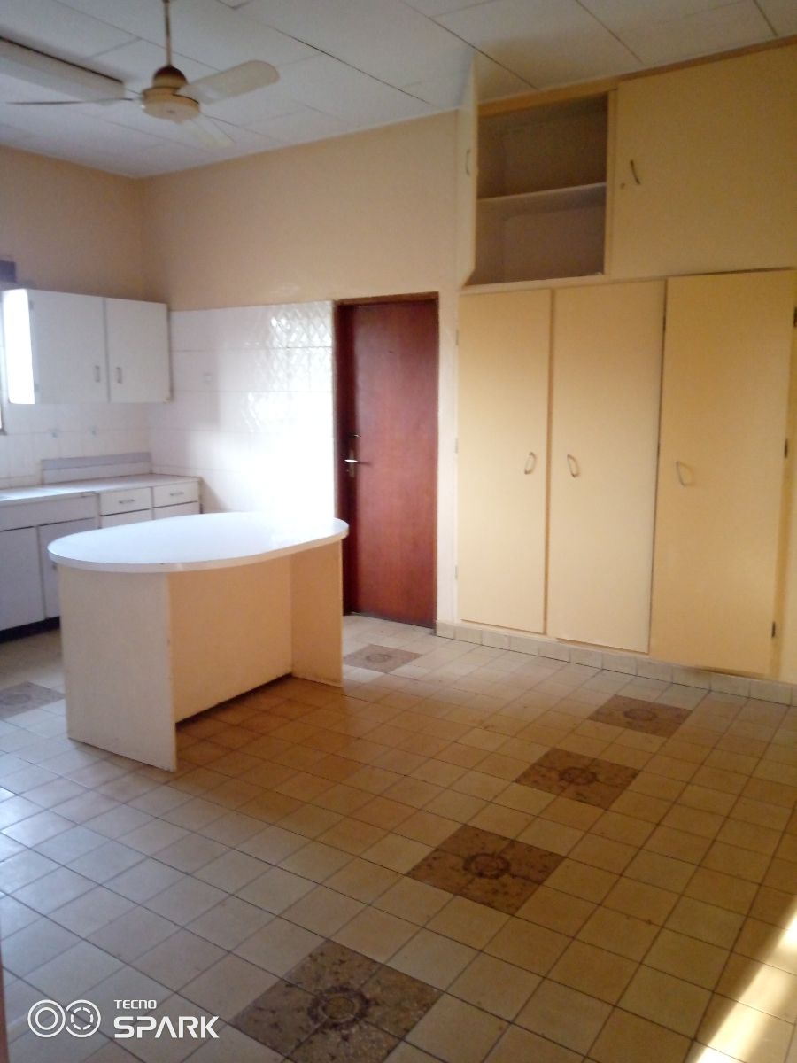 Maison (Villa) à louer - Yaoundé, Bastos, Bastos - 1 salon(s), 5 chambre(s), 5 salle(s) de bains - 2 500 000 FCFA / mois