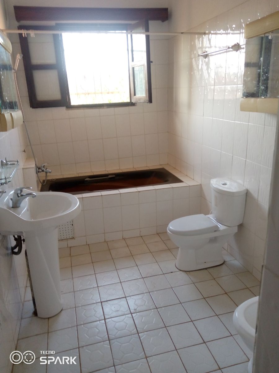 Maison (Villa) à louer - Yaoundé, Bastos, Bastos - 1 salon(s), 5 chambre(s), 5 salle(s) de bains - 2 500 000 FCFA / mois