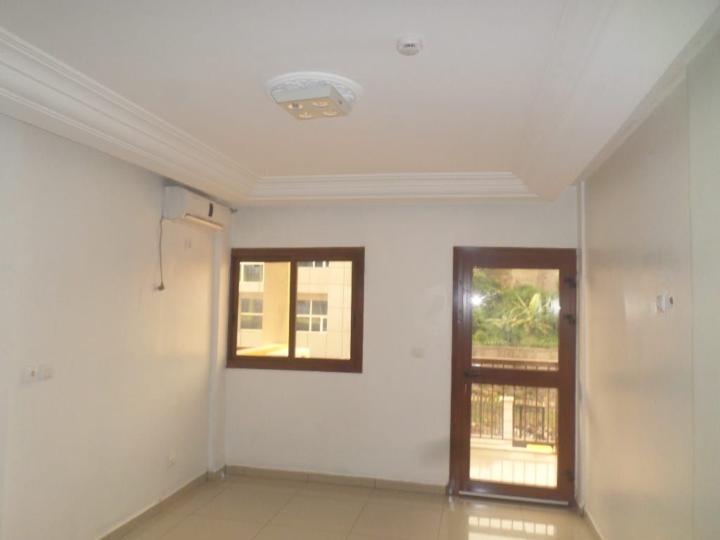 Appartement à louer - Yaoundé, Bastos, Bastos - 1 salon(s), 3 chambre(s), 4 salle(s) de bains - 900 000 FCFA / mois