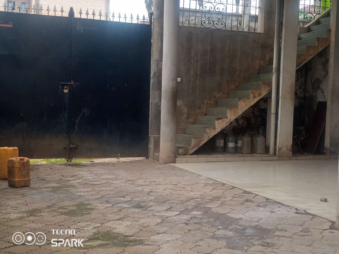 Maison (Duplex) à vendre - Yaoundé, Mfandena, Derrière  stade - 2 salon(s), 10 chambre(s), 5 salle(s) de bains - 300 000 000 FCFA