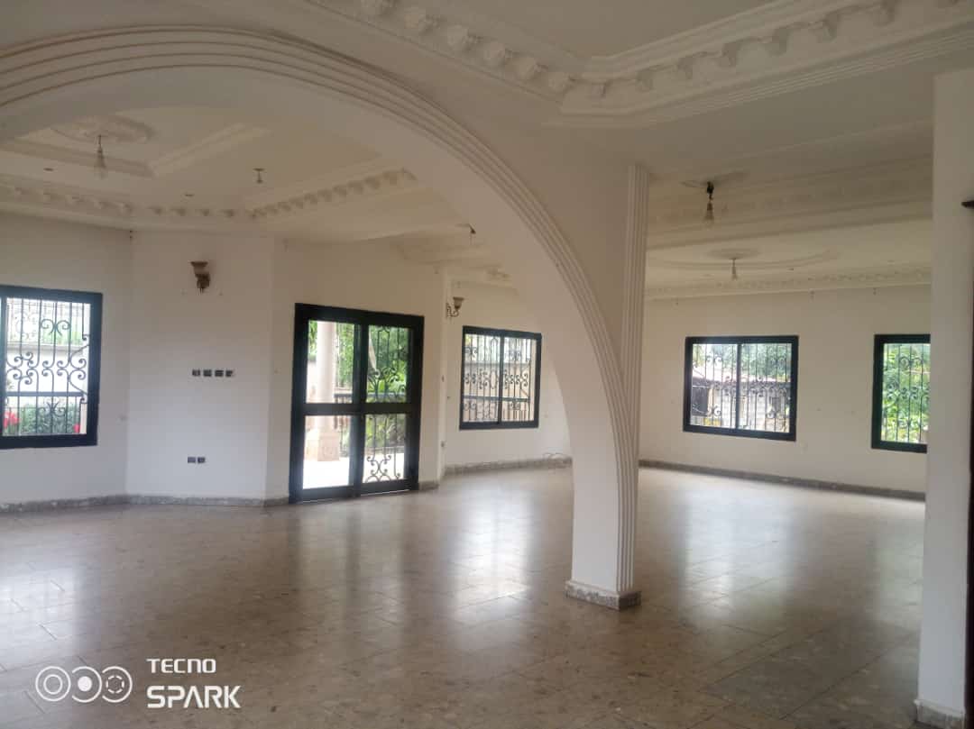 Maison (Duplex) à vendre - Yaoundé, Mfandena, Derrière  stade - 2 salon(s), 10 chambre(s), 5 salle(s) de bains - 300 000 000 FCFA