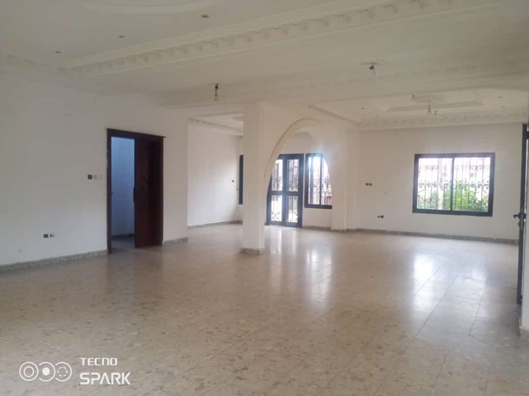 Maison (Duplex) à vendre - Yaoundé, Mfandena, Derrière  stade - 2 salon(s), 10 chambre(s), 5 salle(s) de bains - 300 000 000 FCFA