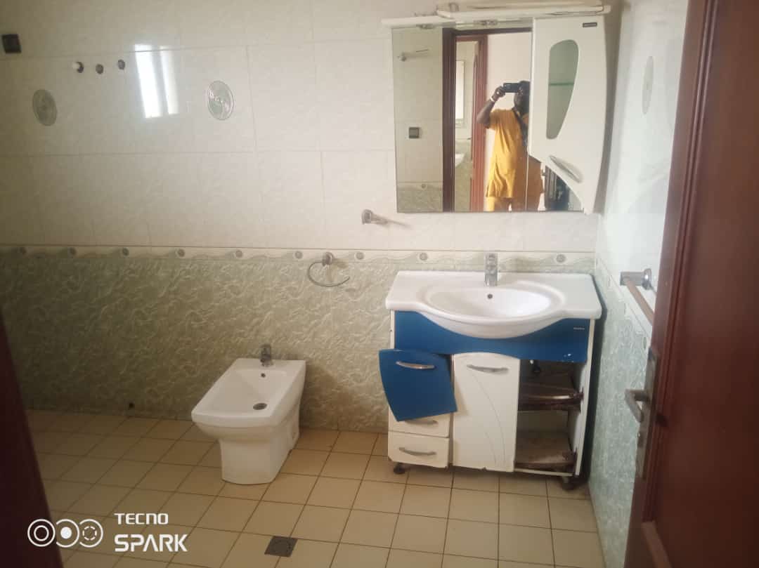 Maison (Duplex) à vendre - Yaoundé, Mfandena, Derrière  stade - 2 salon(s), 10 chambre(s), 5 salle(s) de bains - 300 000 000 FCFA