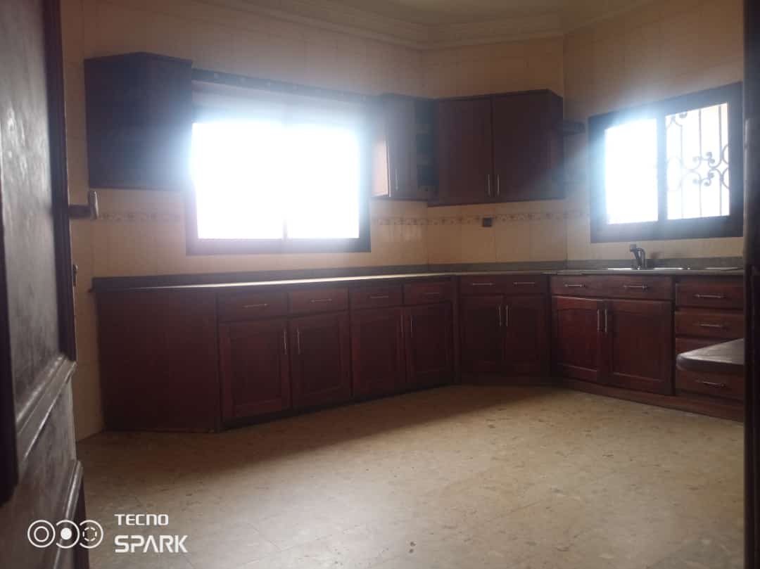 Maison (Duplex) à vendre - Yaoundé, Mfandena, Derrière  stade - 2 salon(s), 10 chambre(s), 5 salle(s) de bains - 300 000 000 FCFA