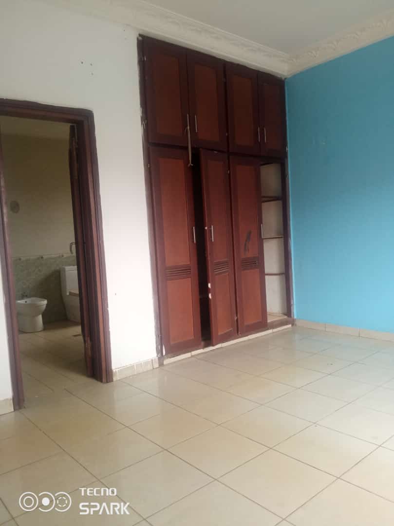 Maison (Duplex) à vendre - Yaoundé, Mfandena, Derrière  stade - 2 salon(s), 10 chambre(s), 5 salle(s) de bains - 300 000 000 FCFA