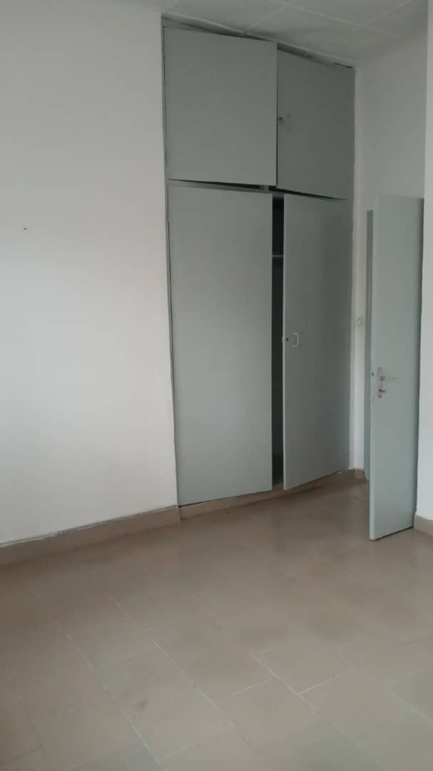 Maison (Villa) à louer - Yaoundé, Bastos, Bastos - 1 salon(s), 4 chambre(s), 5 salle(s) de bains - 2 500 000 FCFA / mois