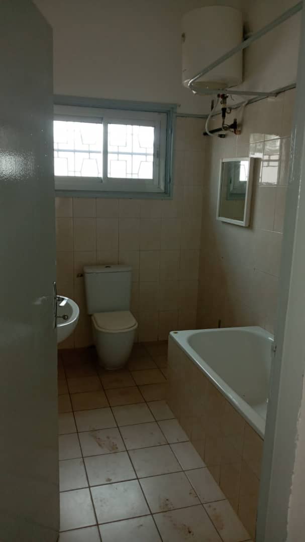 Maison (Villa) à louer - Yaoundé, Bastos, Bastos - 1 salon(s), 4 chambre(s), 5 salle(s) de bains - 2 500 000 FCFA / mois