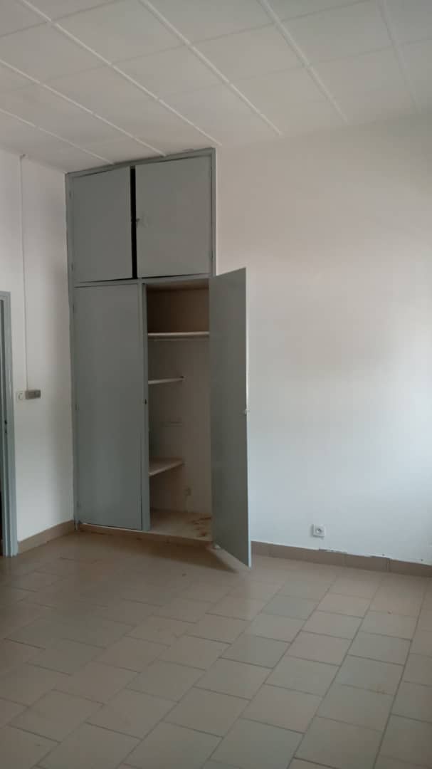 Bureau à louer à Yaoundé, Bastos, Bastos - 1000 m2 - 2 500 000 FCFA