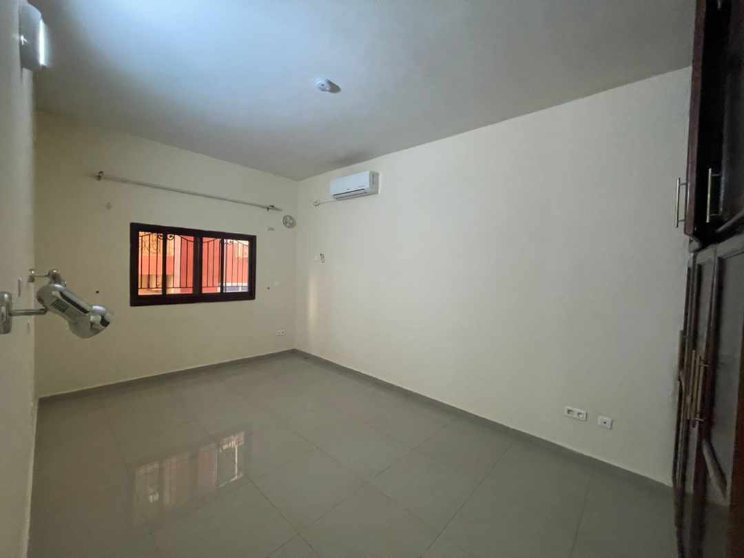 Appartement à louer - Yaoundé, Bastos, Bastos - 1 salon(s), 3 chambre(s), 4 salle(s) de bains - 1 100 000 FCFA / mois