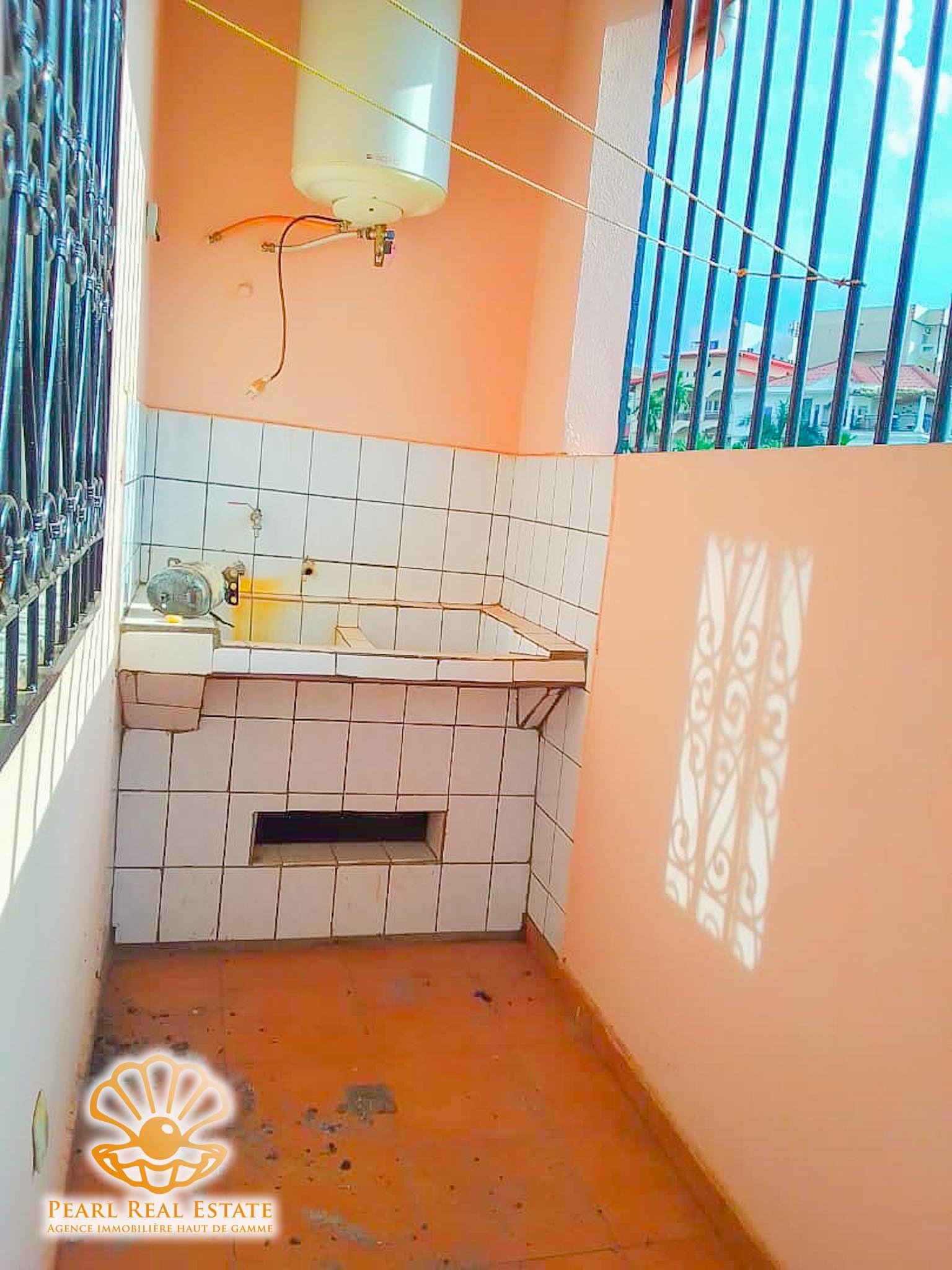 Apartment to rent - Yaoundé, Mfandena, Omnisports - 1 living room(s), 2 bedroom(s), 1 bathroom(s) - 250 000 FCFA / month