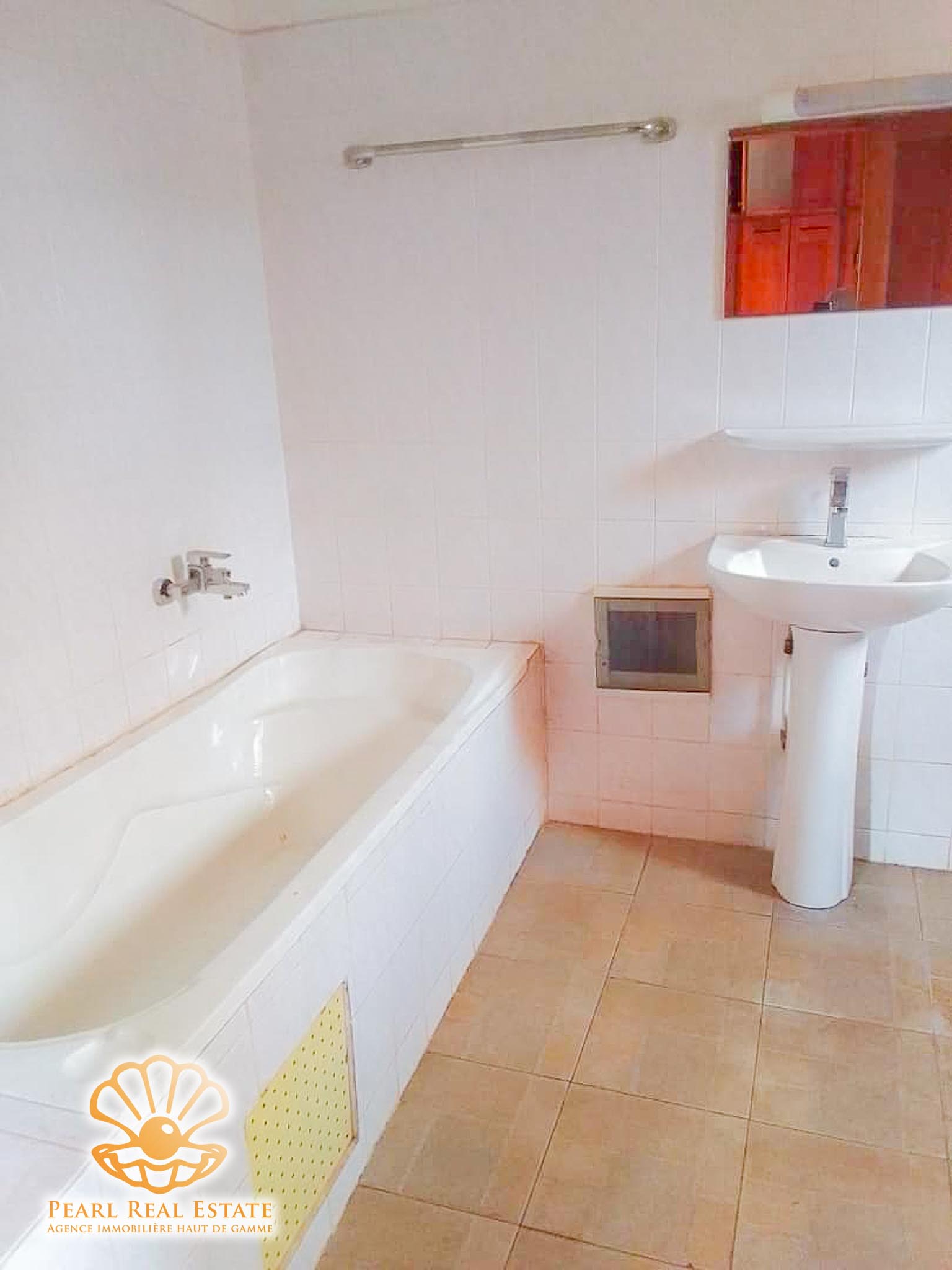 Apartment to rent - Yaoundé, Mfandena, Omnisports - 1 living room(s), 2 bedroom(s), 1 bathroom(s) - 250 000 FCFA / month