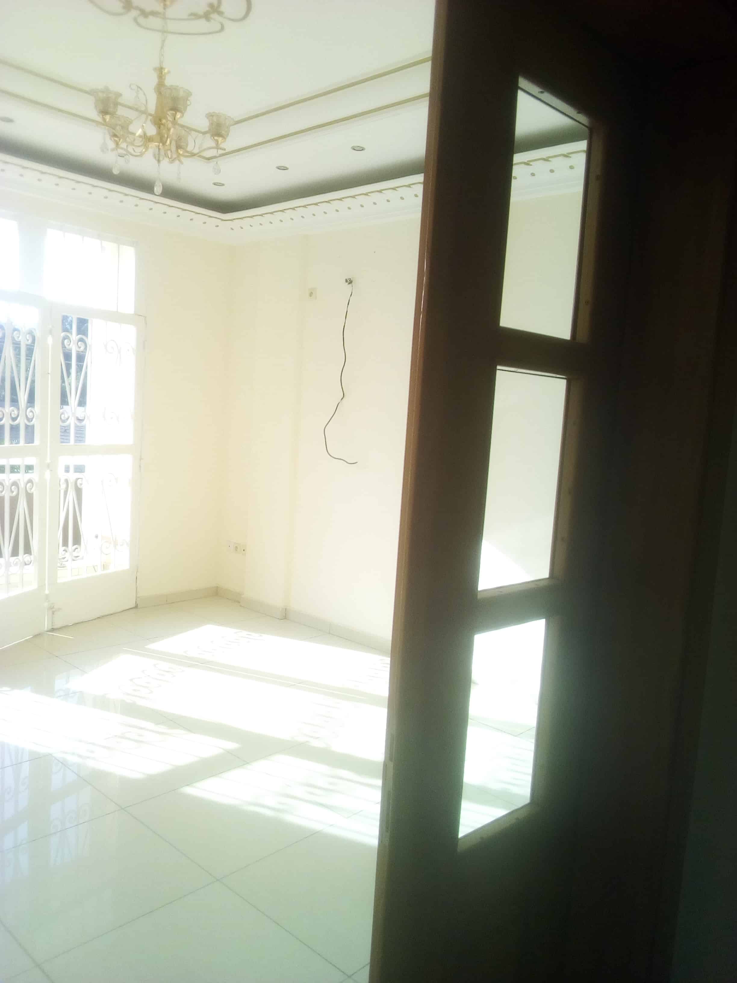 Apartment to rent - Yaoundé, Bastos, Bastos - 1 living room(s), 1 bedroom(s), 2 bathroom(s) - 400 000 FCFA / month