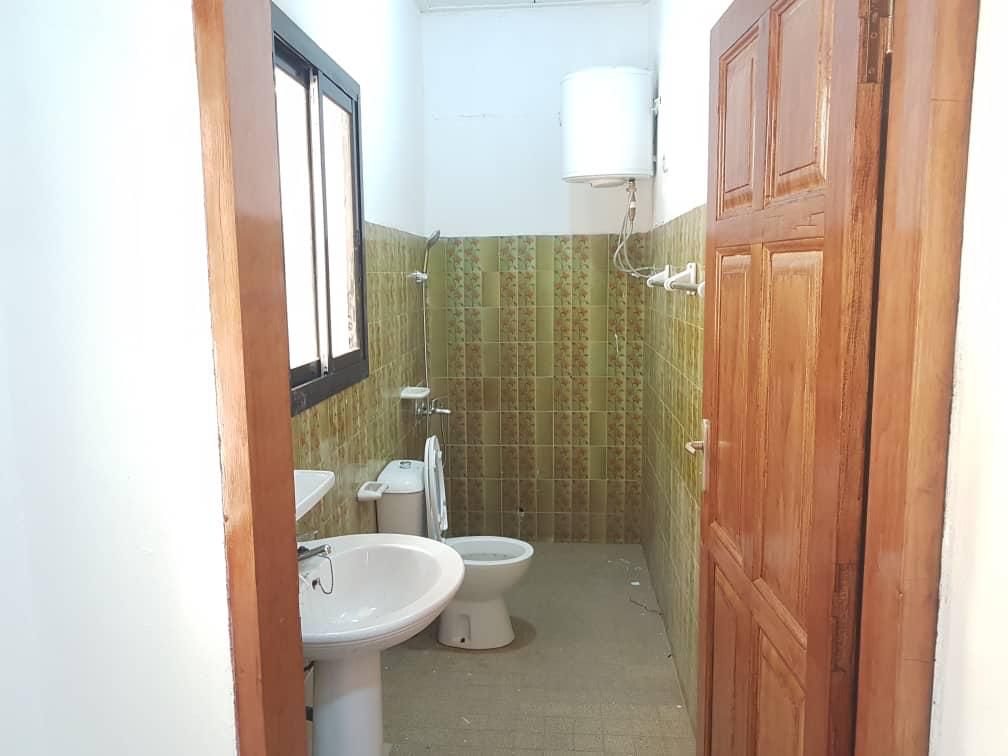 Bureau à louer à Yaoundé, Bastos, Bastos - 700 m2 - 1 000 000 FCFA