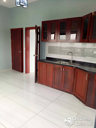 Apartment to rent - Yaoundé, Bastos, Bastos centre - 1 living room(s), 3 bedroom(s), 4 bathroom(s) - 1 500 000 FCFA / month