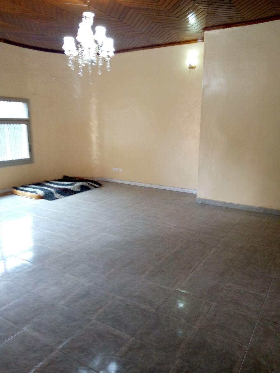 Bureau à louer à Yaoundé, Bastos, Bastos - 300 m2 - 1 200 000 FCFA
