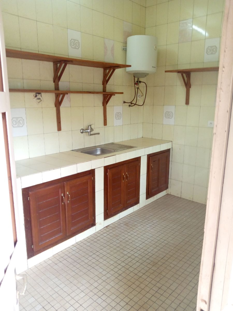 Bureau à louer à Yaoundé, Bastos, Bastos - 300 m2 - 1 200 000 FCFA