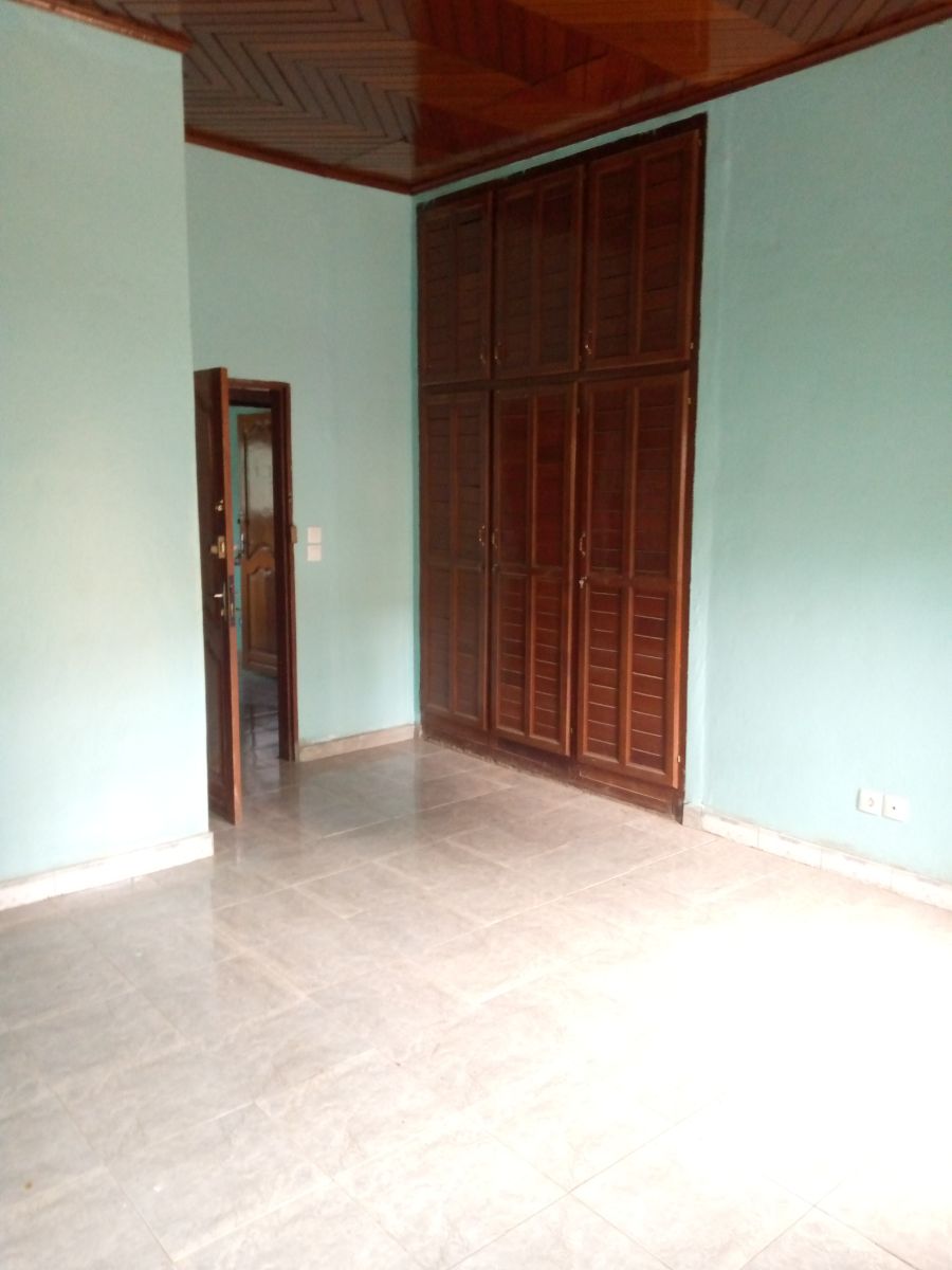Bureau à louer à Yaoundé, Bastos, Bastos - 300 m2 - 1 200 000 FCFA