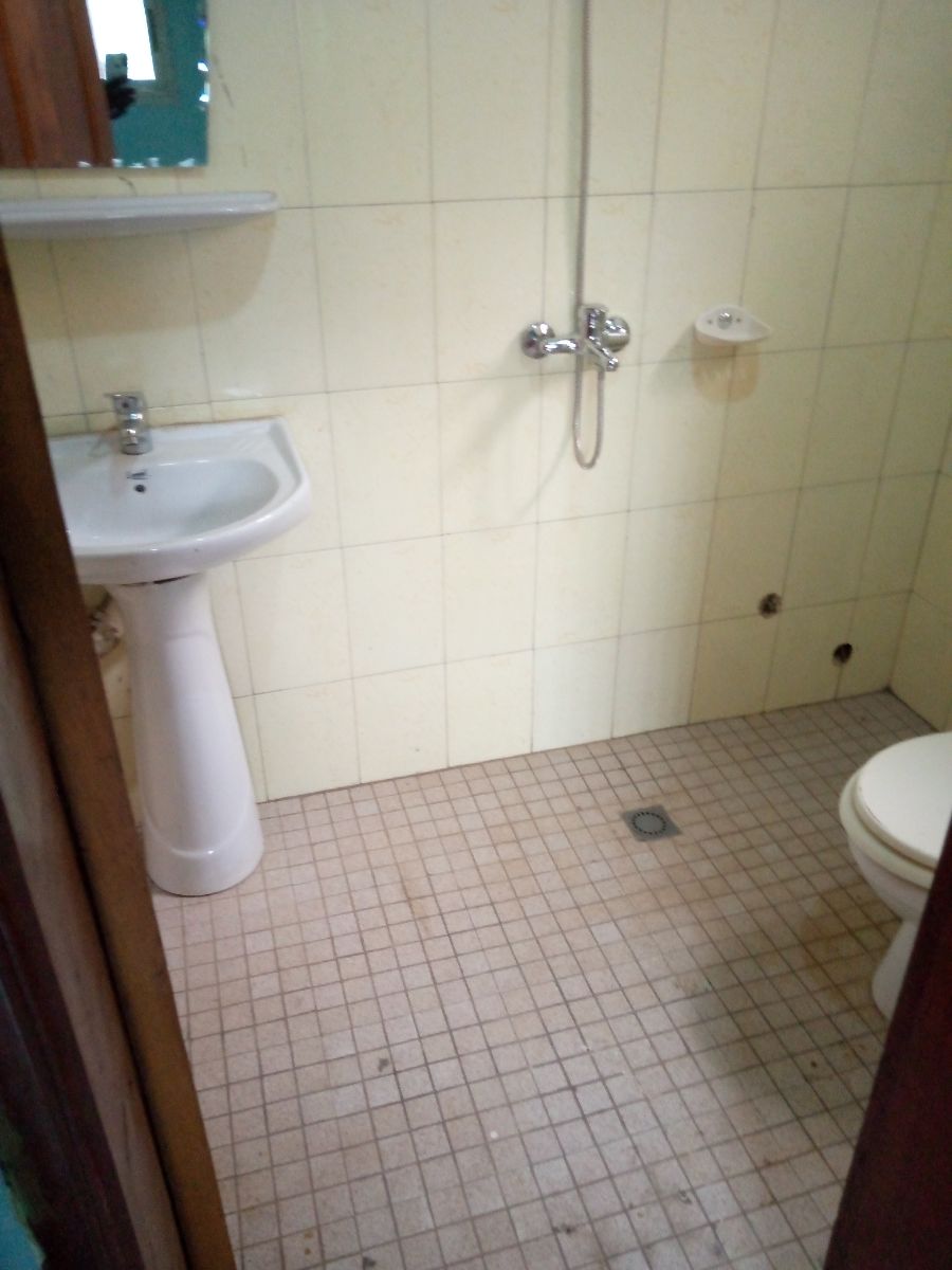 Bureau à louer à Yaoundé, Bastos, Bastos - 300 m2 - 1 200 000 FCFA