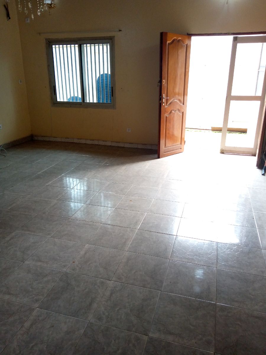 Bureau à louer à Yaoundé, Bastos, Bastos - 300 m2 - 1 200 000 FCFA