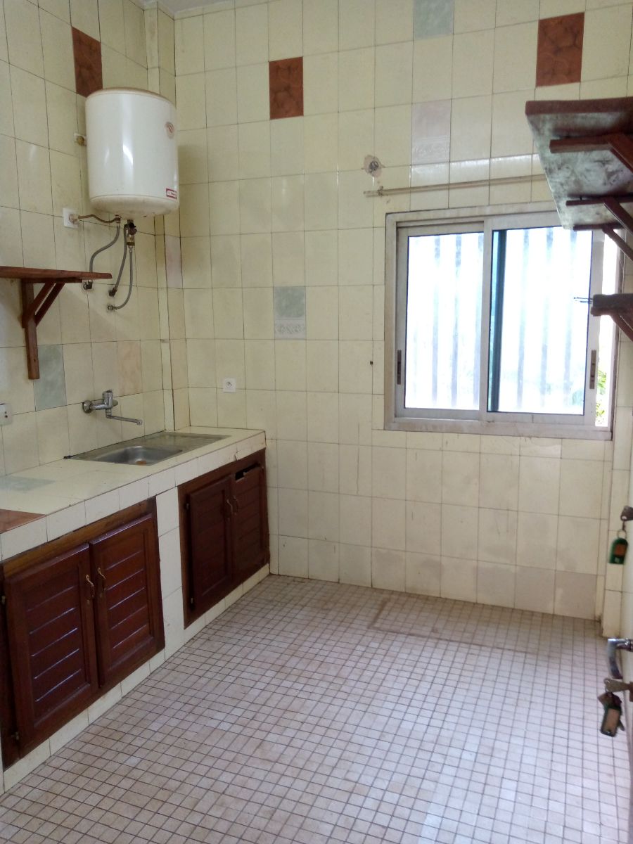 Bureau à louer à Yaoundé, Bastos, Bastos - 300 m2 - 1 200 000 FCFA